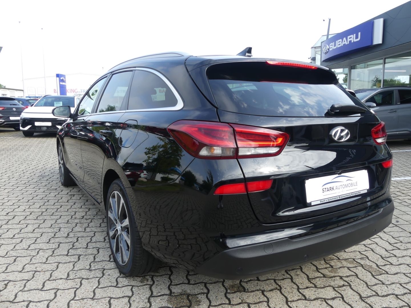 Fahrzeugabbildung Hyundai i30cw Premium 1.6 CRDi Panodach Navi LED AHK Kam